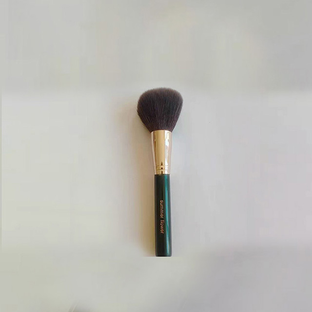 Pure wool makeup brush, strong ability to grab powder, no powder, can paint a feeling different from artificial synthetic hair