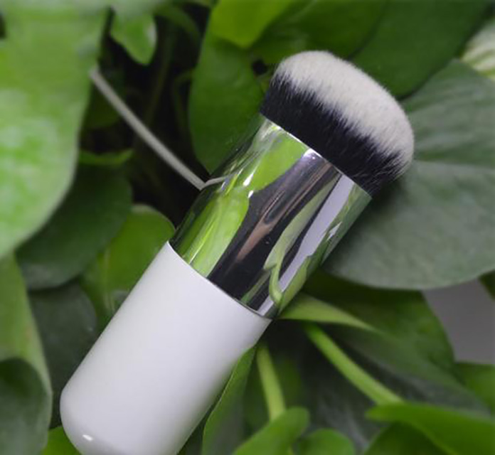 The foundation brush is mainly used for large liquid foundation